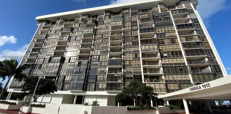 Condominio en Miami, Florida, 1 dormitorio  № 2062781