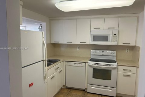 Condominio en alquiler en Miami, Florida, 1 dormitorio, 93.37 m2 № 2062781 - foto 13