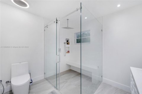 House in Miami, Florida 5 bedrooms, 292.08 sq.m. № 1864715 - photo 25