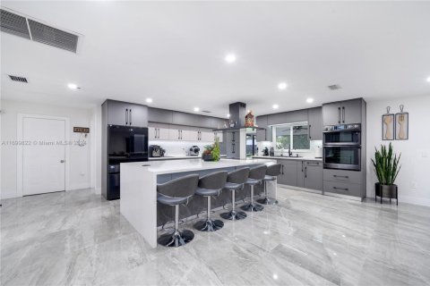 House in Miami, Florida 5 bedrooms, 292.08 sq.m. № 1864715 - photo 9