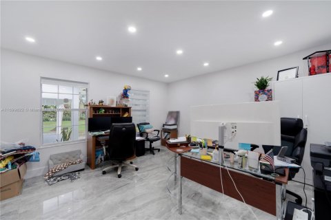 House in Miami, Florida 5 bedrooms, 292.08 sq.m. № 1864715 - photo 27