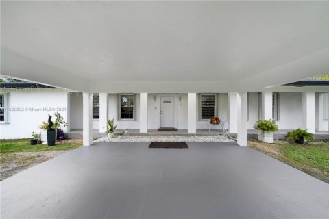House in Miami, Florida 5 bedrooms, 292.08 sq.m. № 1864715 - photo 5