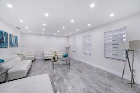 House in Miami, Florida 5 bedrooms, 292.08 sq.m. № 1864715 - photo 13