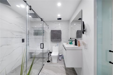 House in Miami, Florida 5 bedrooms, 292.08 sq.m. № 1864715 - photo 18