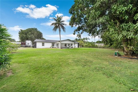 House in Miami, Florida 5 bedrooms, 292.08 sq.m. № 1864715 - photo 3