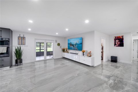 House in Miami, Florida 5 bedrooms, 292.08 sq.m. № 1864715 - photo 14