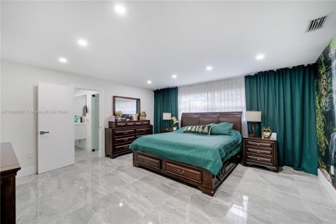 House in Miami, Florida 5 bedrooms, 292.08 sq.m. № 1864715 - photo 23