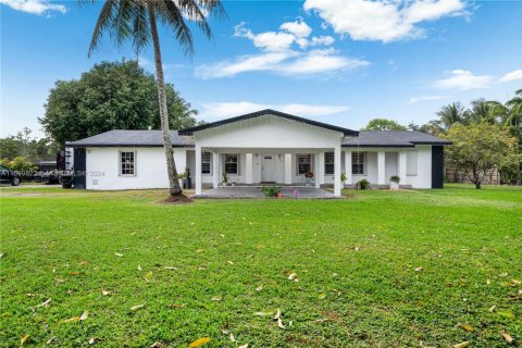 House in Miami, Florida 5 bedrooms, 292.08 sq.m. № 1864715 - photo 2