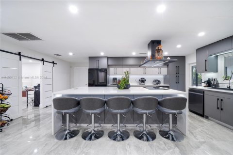 House in Miami, Florida 5 bedrooms, 292.08 sq.m. № 1864715 - photo 10