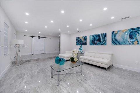 House in Miami, Florida 5 bedrooms, 292.08 sq.m. № 1864715 - photo 12