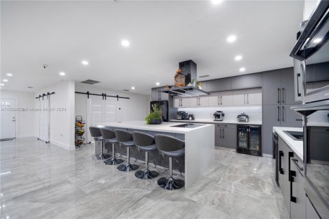House in Miami, Florida 5 bedrooms, 292.08 sq.m. № 1864715 - photo 6