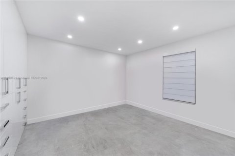House in Miami, Florida 5 bedrooms, 292.08 sq.m. № 1864715 - photo 16