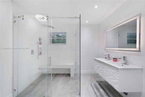 House in Miami, Florida 5 bedrooms, 292.08 sq.m. № 1864715 - photo 19