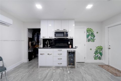 House in Miami, Florida 5 bedrooms, 292.08 sq.m. № 1864715 - photo 8