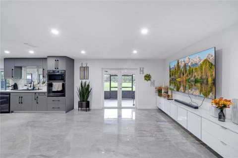 House in Miami, Florida 5 bedrooms, 292.08 sq.m. № 1864715 - photo 15
