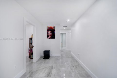 House in Miami, Florida 5 bedrooms, 292.08 sq.m. № 1864715 - photo 17