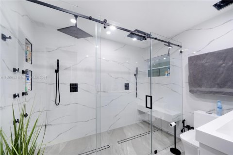 House in Miami, Florida 5 bedrooms, 292.08 sq.m. № 1864715 - photo 20