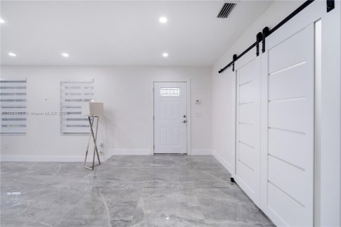 House in Miami, Florida 5 bedrooms, 292.08 sq.m. № 1864715 - photo 28