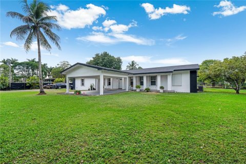 House in Miami, Florida 5 bedrooms, 292.08 sq.m. № 1864715 - photo 4