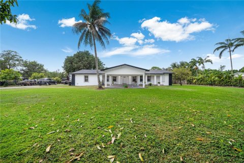 House in Miami, Florida 5 bedrooms, 292.08 sq.m. № 1864715 - photo 1