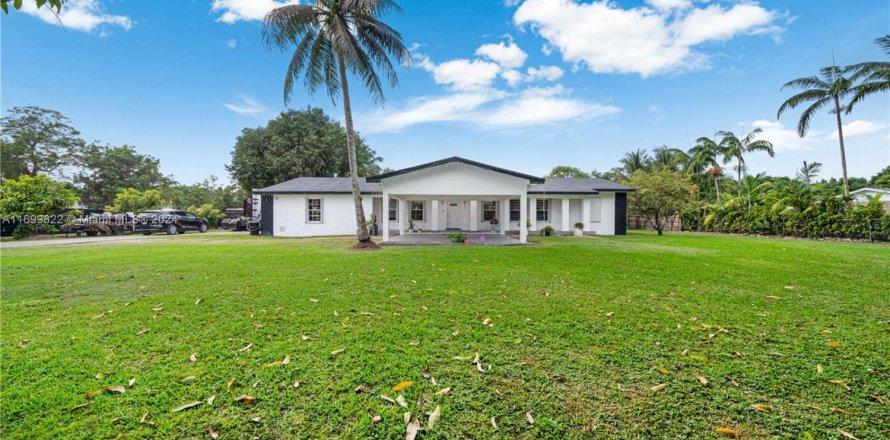 House in Miami, Florida 5 bedrooms, 292.08 sq.m. № 1864715