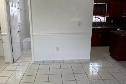 Condominio en alquiler en Hialeah, Florida, 2 dormitorios, 89.19 m2 № 2171265 - foto 4
