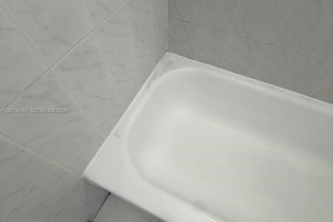 Condominio en alquiler en Hialeah, Florida, 2 dormitorios, 89.19 m2 № 2171265 - foto 5