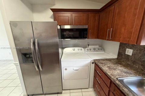 Condominio en alquiler en Hialeah, Florida, 2 dormitorios, 89.19 m2 № 2171265 - foto 3