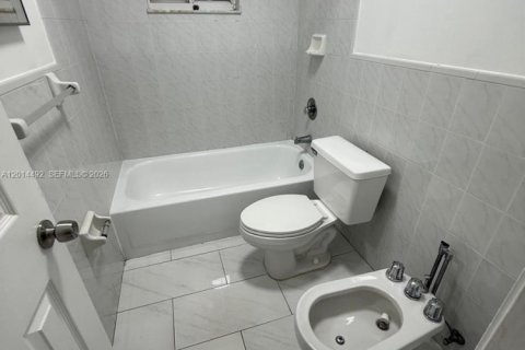 Condominio en alquiler en Hialeah, Florida, 2 dormitorios, 89.19 m2 № 2171265 - foto 8