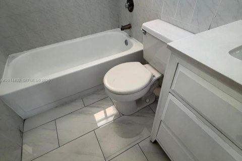Condominio en alquiler en Hialeah, Florida, 2 dormitorios, 89.19 m2 № 2171265 - foto 9
