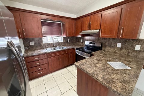 Condominio en alquiler en Hialeah, Florida, 2 dormitorios, 89.19 m2 № 2171265 - foto 2