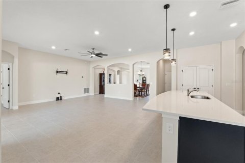 House in Spring Hill, Florida 5 bedrooms, 284.28 sq.m. № 1525441 - photo 8