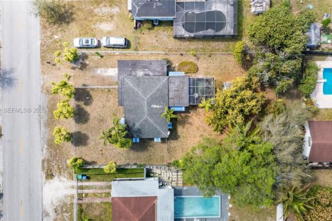 House in Miami, Florida 4 bedrooms № 2042901