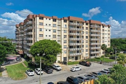 Copropriété à vendre à Miami, Floride: 1 chambre, 78.04 m2 № 1825809 - photo 17