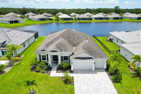 House in Parrish, Florida 4 bedrooms, 278.89 sq.m. № 1917576 - photo 1