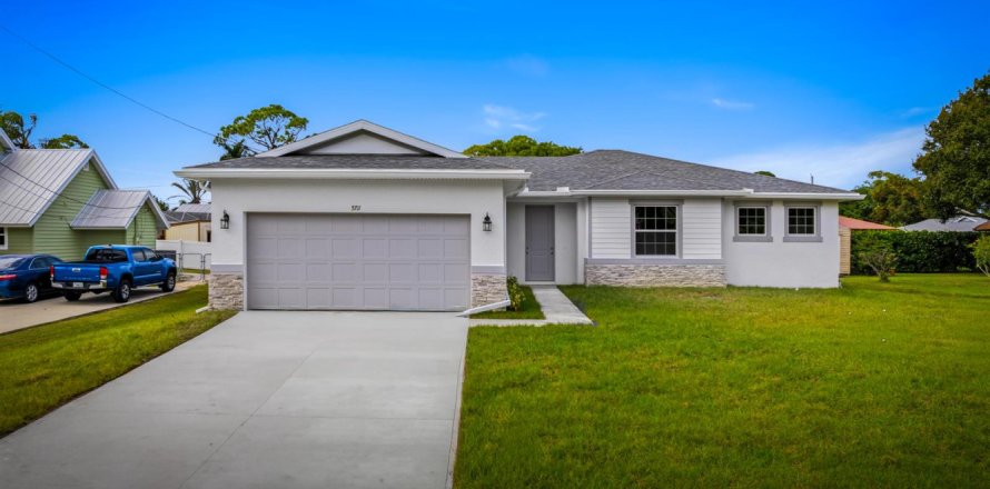 House in St. Lucie, Florida 4 bedrooms, 164.9 sq.m. № 2083288
