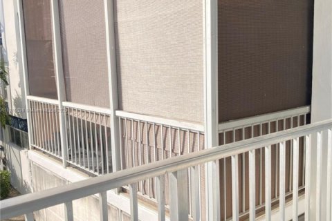 Condo in Miami, Florida, 1 bedroom  № 2018377 - photo 4