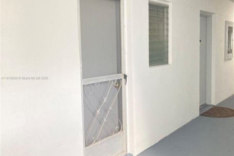 Condo in Miami, Florida, 1 bedroom  № 2018377 - photo 3