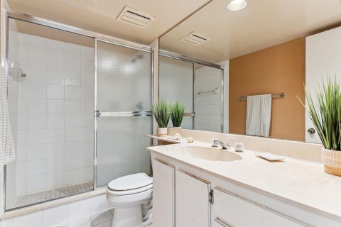 Condo in South Palm Beach, Florida, 2 bedrooms  № 2381432 - photo 2
