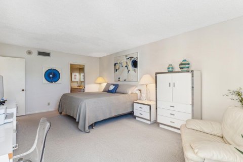 Condo in South Palm Beach, Florida, 2 bedrooms  № 2381432 - photo 24