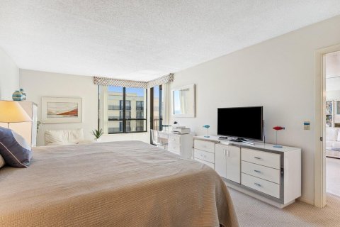 Condo in South Palm Beach, Florida, 2 bedrooms  № 2381432 - photo 22