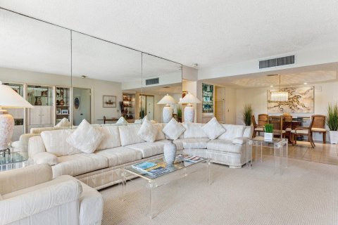 Condo in South Palm Beach, Florida, 2 bedrooms  № 2381432 - photo 13