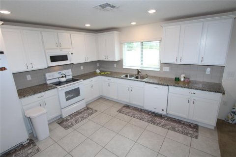 House in Davenport, Florida 3 bedrooms, 205.96 sq.m. № 2236802 - photo 13