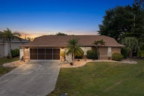 House in Punta Gorda, Florida 3 bedrooms, 136.94 sq.m. № 2198709