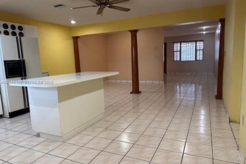 Commercial property in Miami, Florida 231.05 sq.m. № 2395006 - photo 3