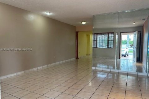 Commercial property in Miami, Florida 231.05 sq.m. № 2395006 - photo 6