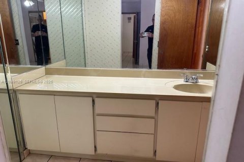 Commercial property in Miami, Florida 231.05 sq.m. № 2395006 - photo 12
