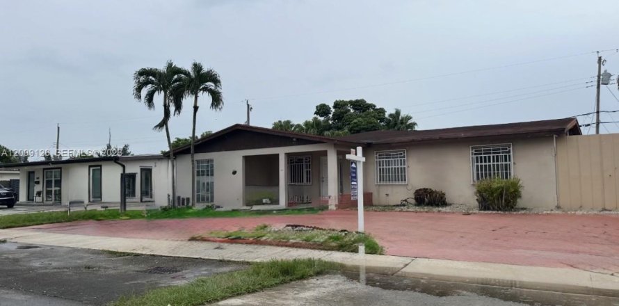 Commercial property in Miami, Florida 231.05 sq.m. № 2395006