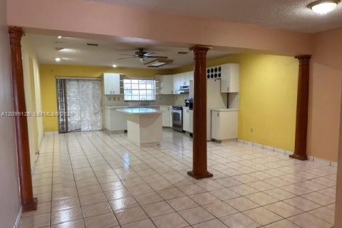 Commercial property in Miami, Florida 231.05 sq.m. № 2395006 - photo 4