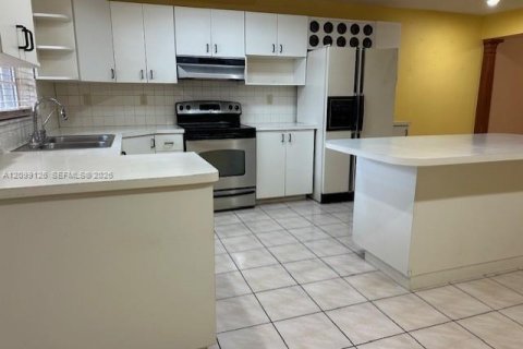 Commercial property in Miami, Florida 231.05 sq.m. № 2395006 - photo 8